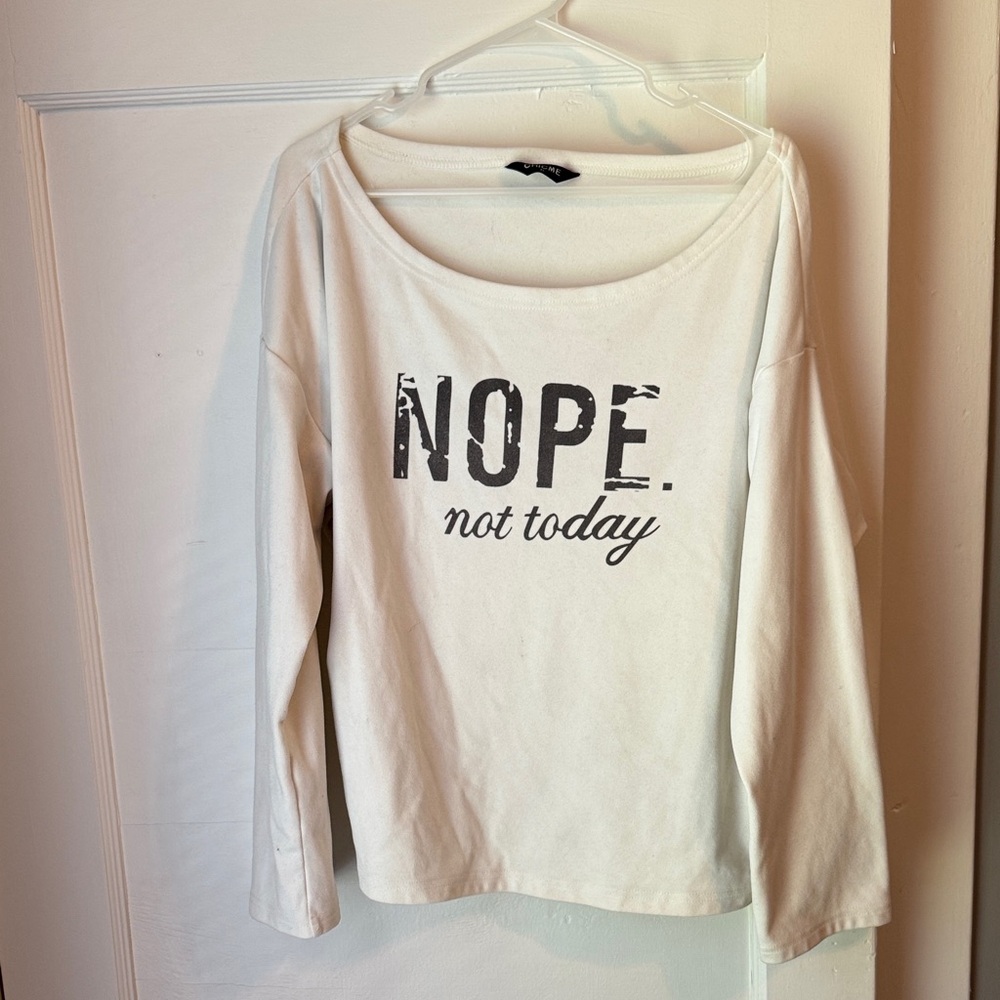 Chic White Long Sleeve Tee with Bold Graphic